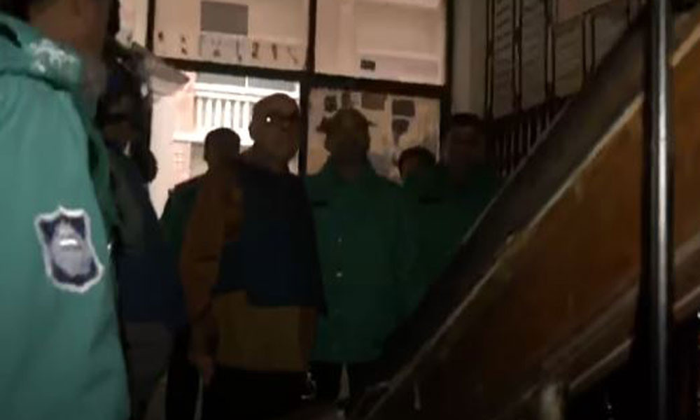 পুলিশকে সাবেক মন্ত্রী কামরুল ‘‌‌দুই তলায় বলে চার তলায় উঠাইতেছেন, ফাজলামি পাইছেন?’